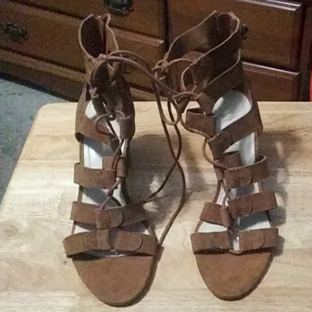 Marc Fisher brown suede 2in lace up heels. - Picture 2 of 5